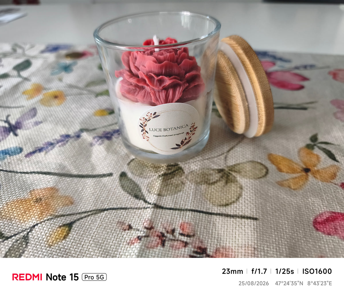 Candela profumata con peonia